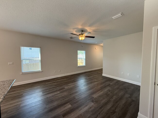 Building Photo - 4 Bedroom 2.5 Bath Home in Nautical Landin...