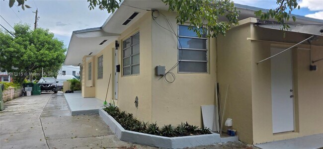 Building Photo - 23 NW 32nd Ct
