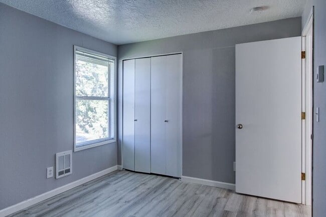 Building Photo - 2 bedroom unit. Pets OK! Lots of upgrades!...