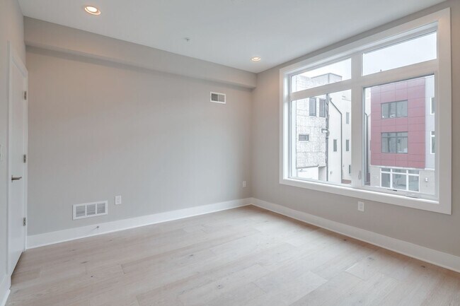 Building Photo - Northern Liberties Townhome with Parking