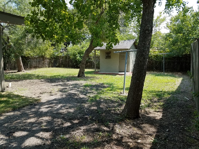 Building Photo - 5227 Vlg Gln Dr