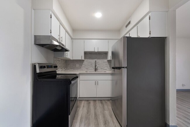 Building Photo - Modern Condo: Remodeled Elegance Awaits!