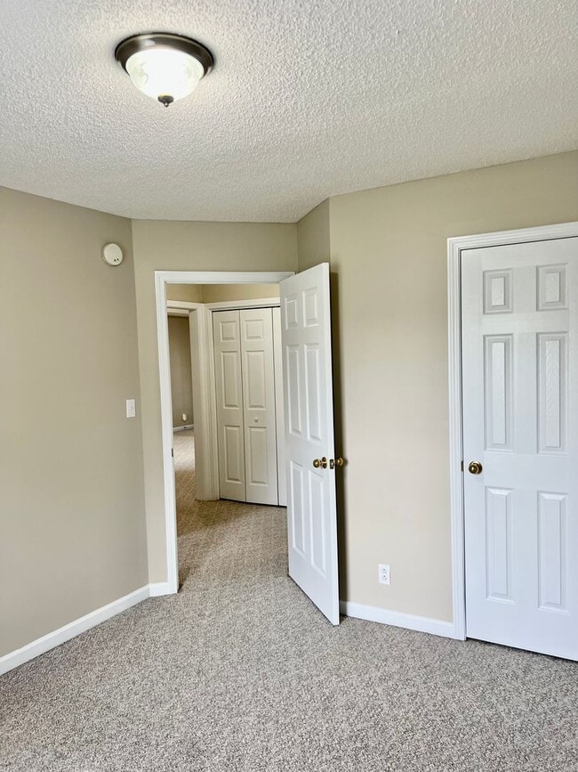 Building Photo - AVAILABLE NOW! 3 Bedroom Home Available of...