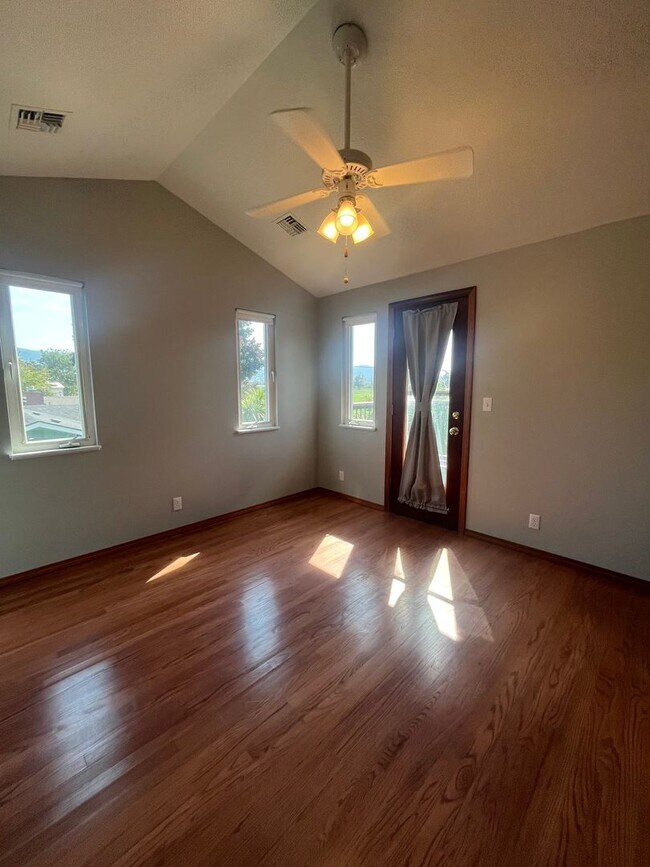 Building Photo - 5-Bedroom 2-Bathroom home
