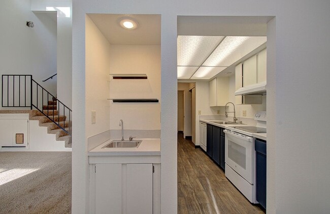 Building Photo - WELL MAINTAINED 2 BR, 2 BA TOWNHOME BY VAN MALL AREA!