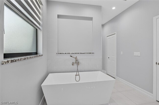 Building Photo - 2326 6th Ave SE