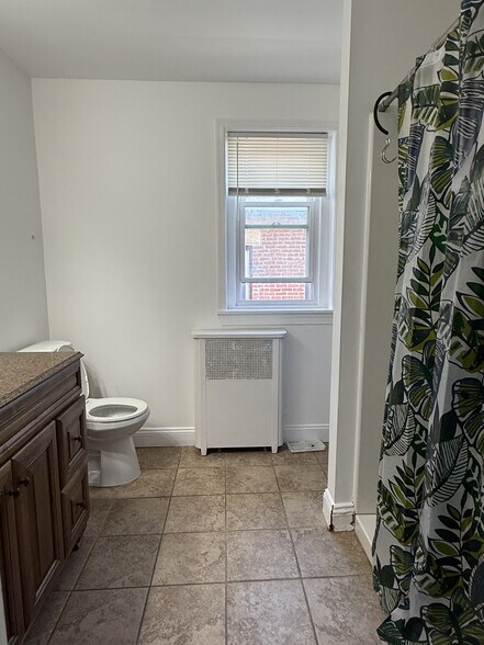 Building Photo - 435 Montclair Ave
