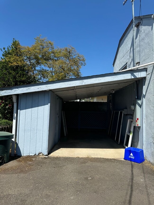 Building Photo - Downtown Roseburg 2 bedroom home