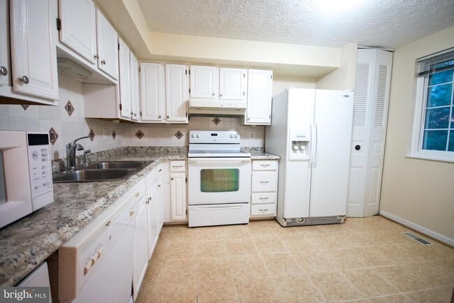 Building Photo - 7993 Tyson Oaks Cir
