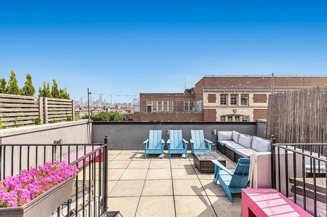 Primary Photo - 326 E 4th St