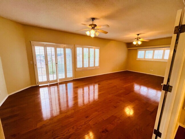 Building Photo - Stunning 4 bedroom, 3 bath home in West El...