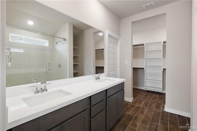 Building Photo - 5004 Oleander Ave