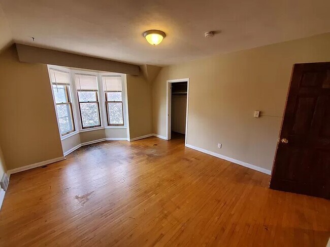 Upstairs bedroom - 576 Bay St