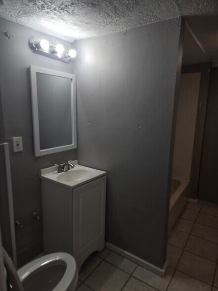 Building Photo - 2123 Highland Ave