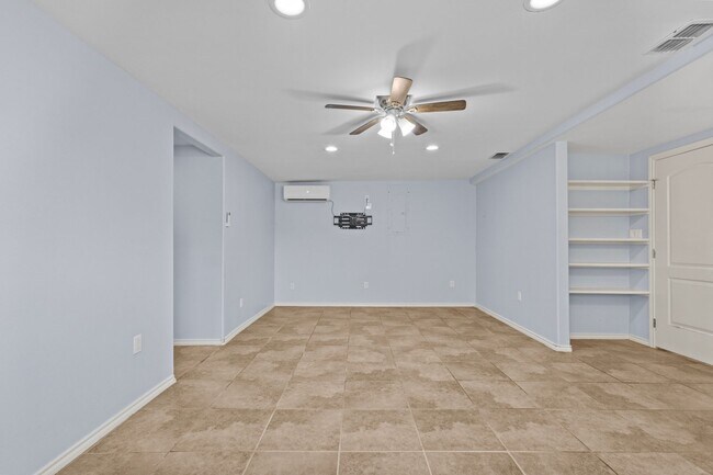 Building Photo - 218 W Williamson Ave