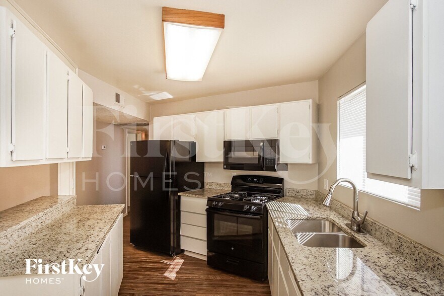 Building Photo - 5260 Saratoga Dr