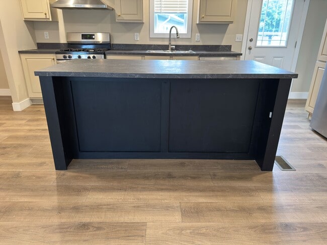 Building Photo - 48599 Lakeview E