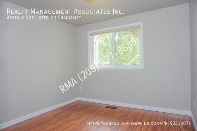 Building Photo - 1045 E Victory Rd