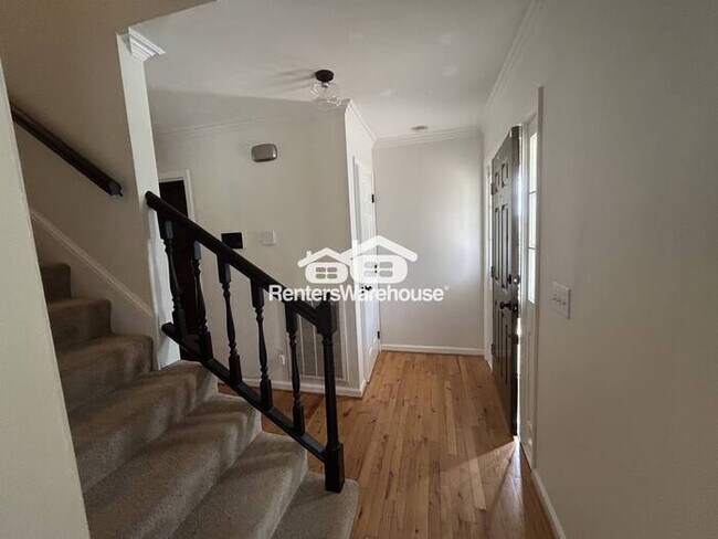 Building Photo - Beautifully maintained traditional 4-bedroom 2 and 12 bath home!