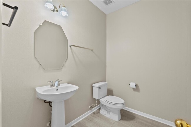 Building Photo - 2758 Laguna Pointe Dr