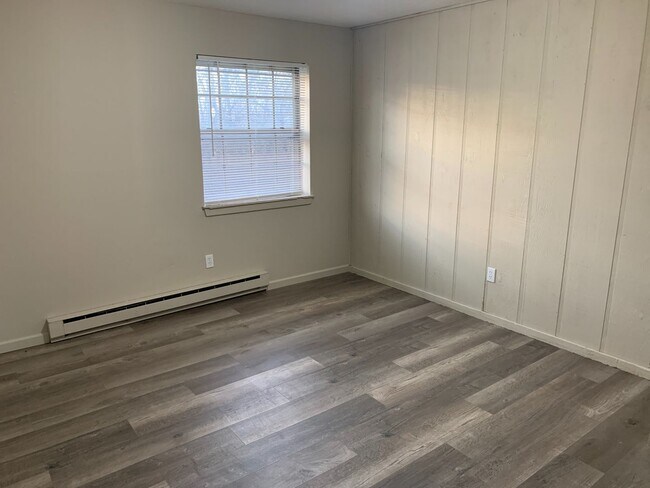Building Photo - Updated 2 Bedroom 2nd Floor Apartment
