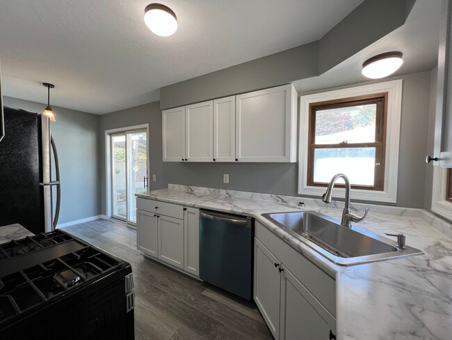 Building Photo - Single Family Home!