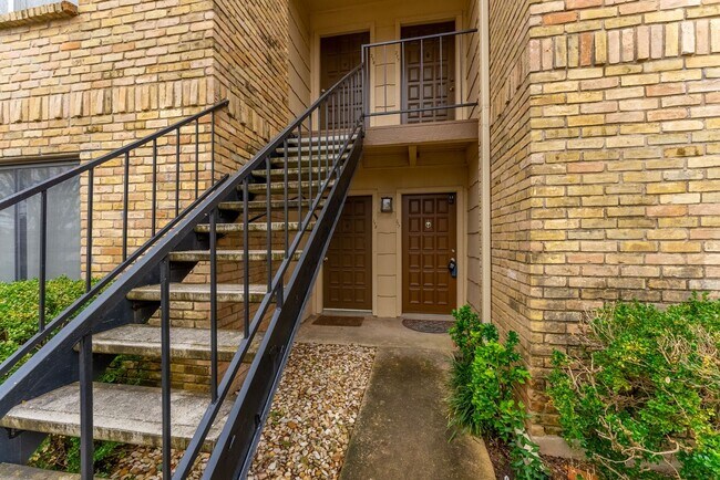 Building Photo - Chic 1-Bed Oasis: Your Gateway to Austin's...