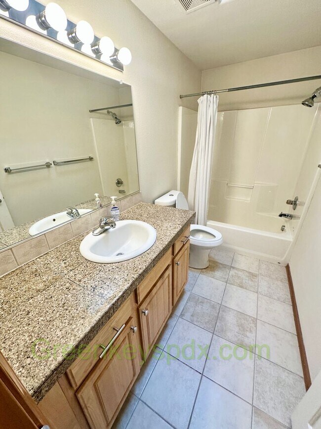 Building Photo - Awesome 3-bedroom, 2.5-bathroom house in North Portland Near Trenton Park - $200 Off First Month!