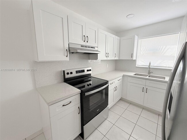 Building Photo - 2645 SW 28th Ct
