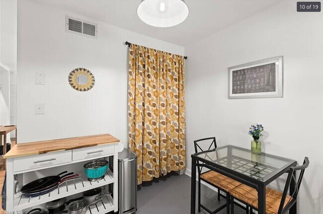 Building Photo - HALF OFF first month's rent - 2 bedroom/1.5 bathroom townhome in Ardmore
