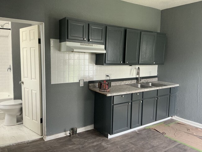 Building Photo - 6 bedroom single family home