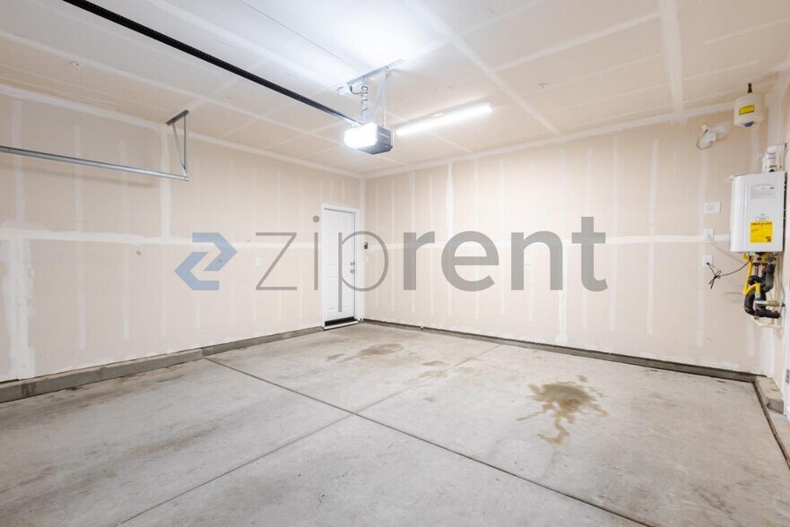 Building Photo - Unit