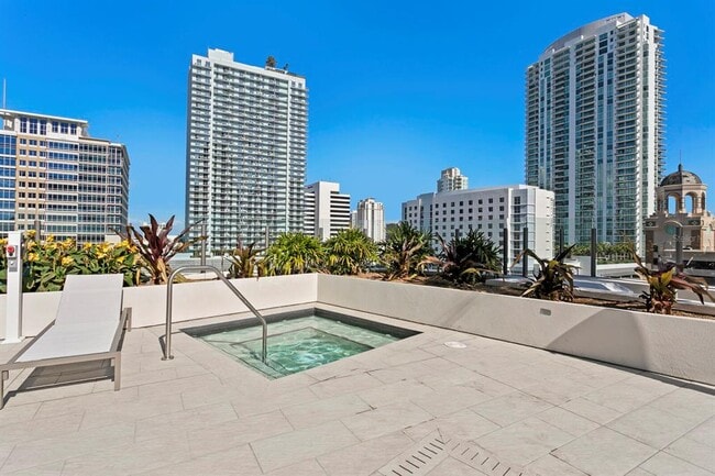 Building Photo - 275 1st Ave S