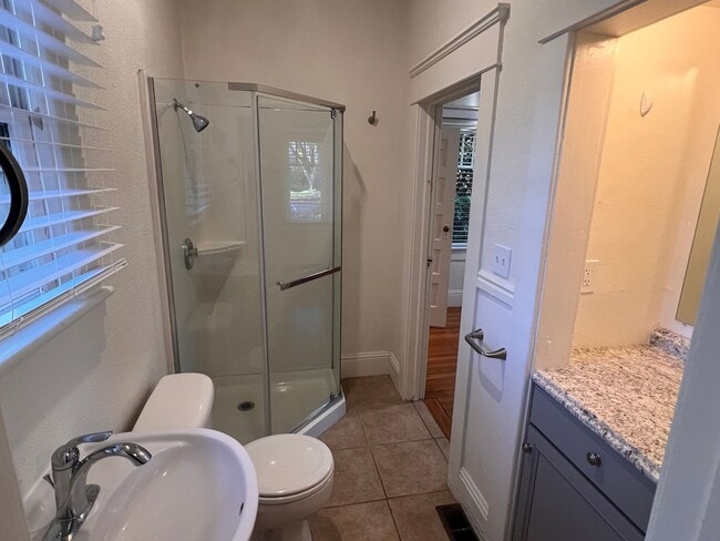 Building Photo - 5BD/2BA Gorgeous Vintage Home