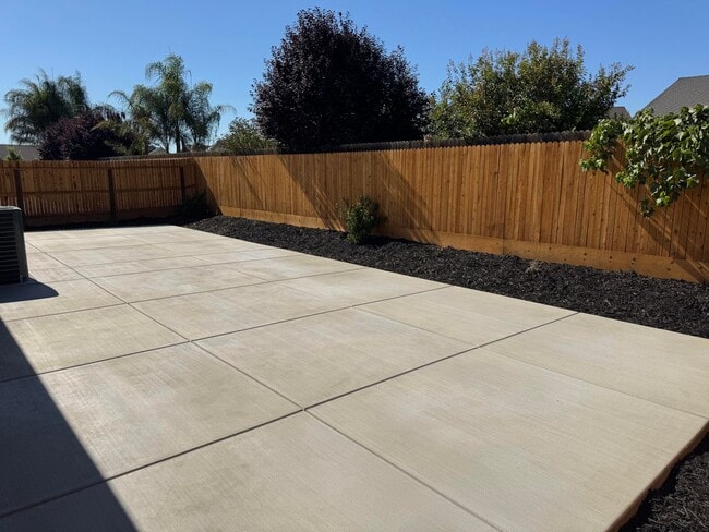 Building Photo - Beautiful Brand New home for rent in Visalia!