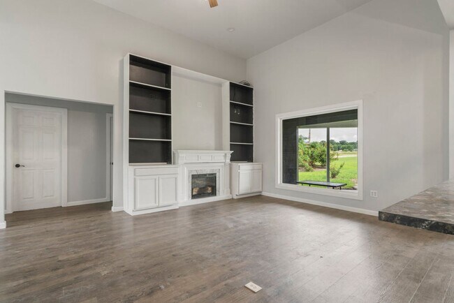 Building Photo - Modern Comfort on 1 Acre in Coweta – Available Now!