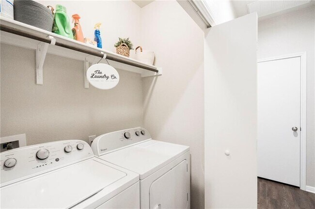 Building Photo - 504 Cinnamon Teal Ln