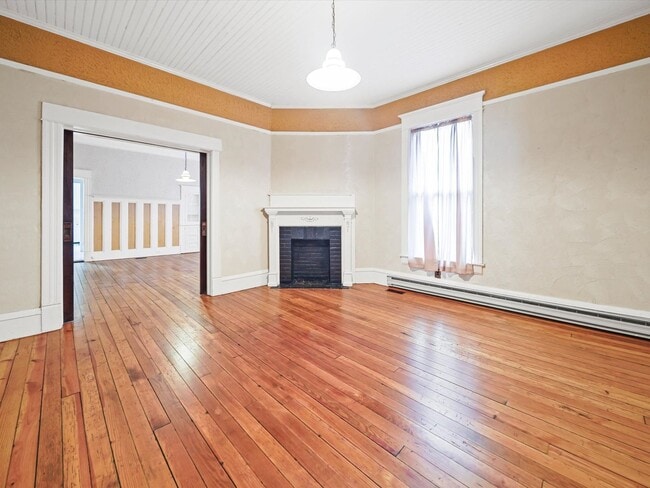 Building Photo - 4 Bedroom/2 Bath Home for Rent