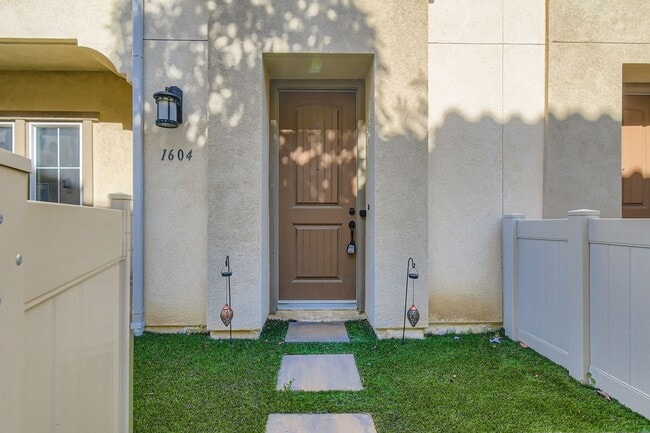Building Photo - Stylish Three-Story Townhome with Private Courtyard & Pool Access