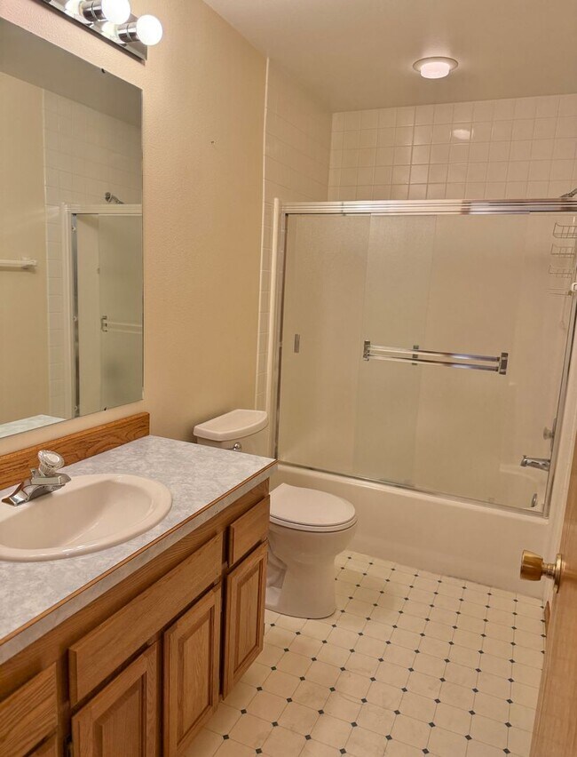 Building Photo - Cozy Home Feel, One Floor Living, Great Ba...