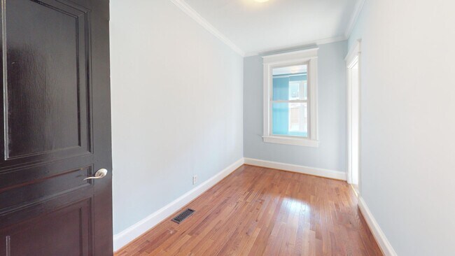 Building Photo - Spacious Three Bedroom Home W/Backyard, Ba...