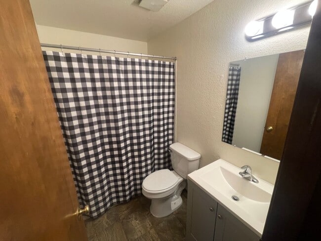 Building Photo - Ground Floor 2 Bed, 1 Bath near Upriver & ...
