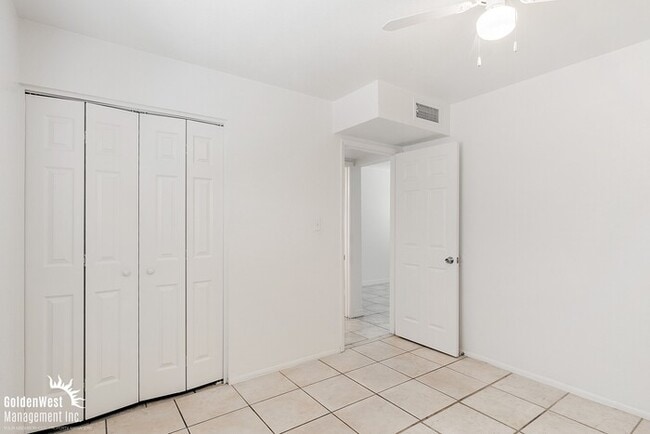 Building Photo - Single Level Spacious 2Bdm 1Ba Apartment i...