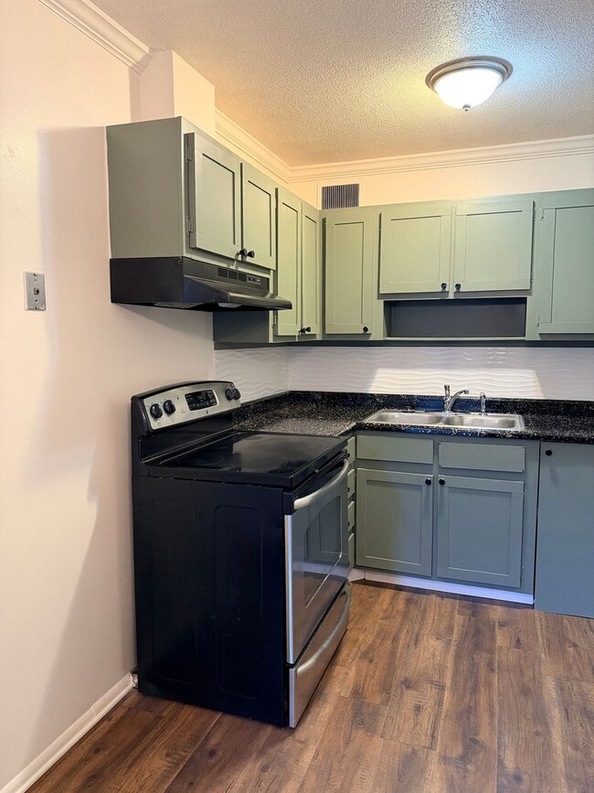 Building Photo - 3828 Country Club Rd