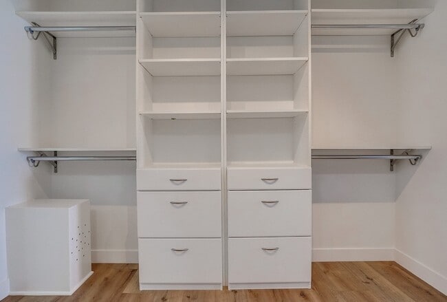 Building Photo - 435 N Oakhurst Dr