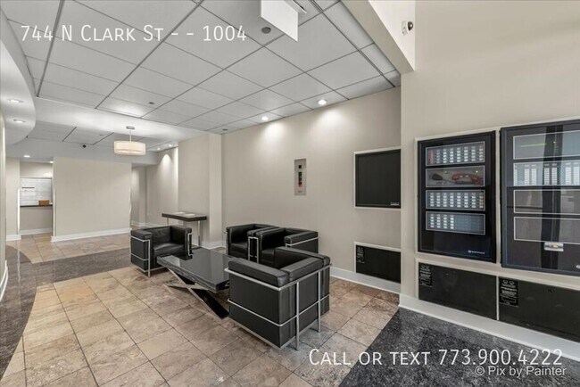 Building Photo - 744 N Clark St