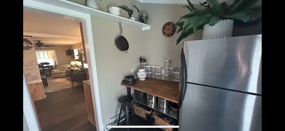 Building Photo - 279 Miller St