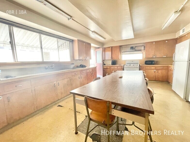 Building Photo - 933 Grattan St