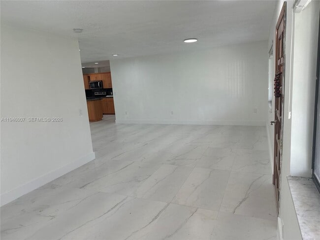 Building Photo - 326 E 34th St