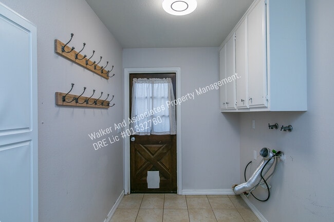 Building Photo - 1062 Foxenwood Dr